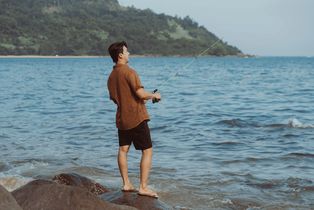 Bạn c&oacute; thể ngồi hoặc đứng tr&ecirc;n c&aacute;c khối đ&aacute; để chụp những bức ảnh độc đ&aacute;o v&agrave; phong trần (Nguồn: Son Tra Resort & Spa)